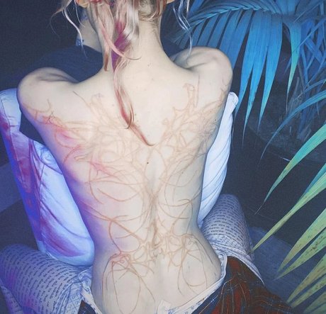 Grimes セクシーなスター 画像