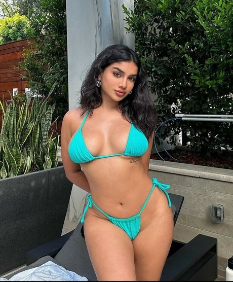 Alishba Sheikh モデル 写真
