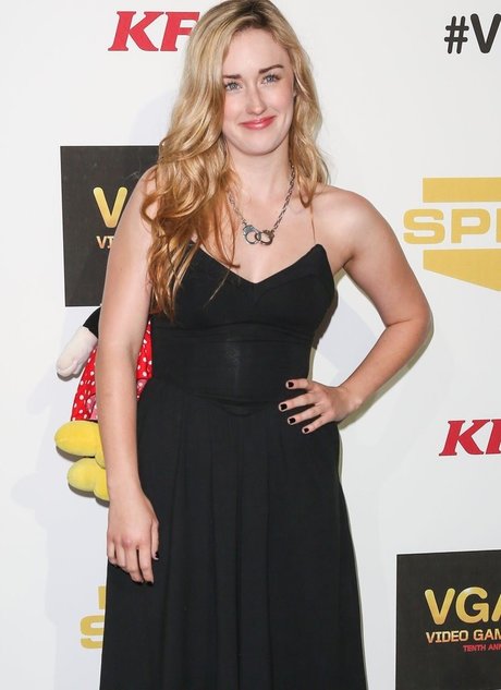 Ashley Johnson 高品質モデル ギャラリー