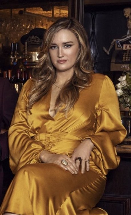 Ashley Johnson スター ヌード ギャラリー