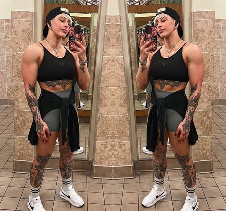 Rhea Ripley アダルト女優 写真