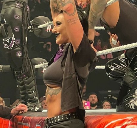 Rhea Ripley 完璧なスター 写真