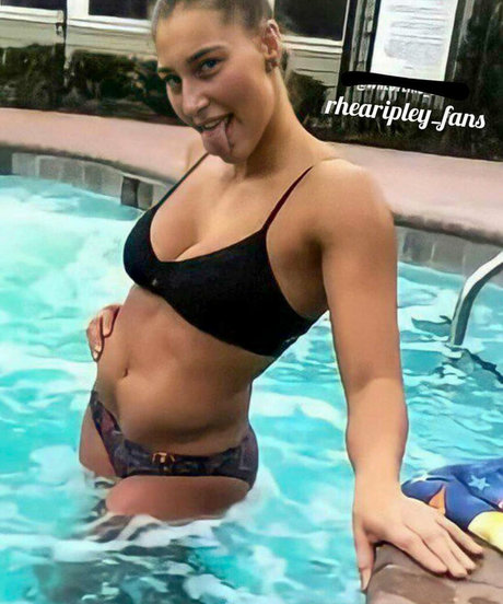 Rhea Ripley 裸のスター ギャラリー