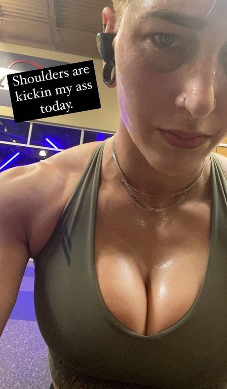 Rhea Ripley 裸のポルノスター 写真