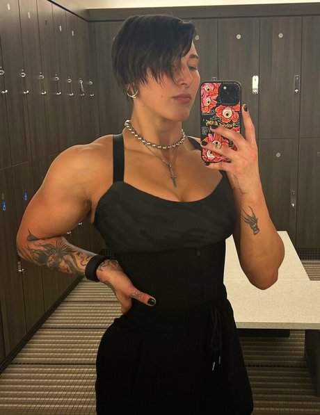 Rhea Ripley 最高のポルノスター 写真