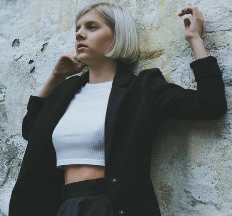 Aurora Aksnes 美しいモデル 画像