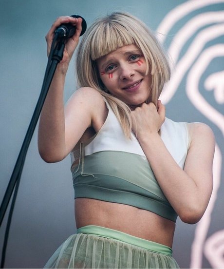 Aurora Aksnes ポルノスター 独占 写真