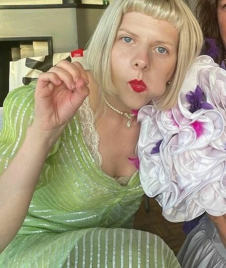Aurora Aksnes トップモデル 画像