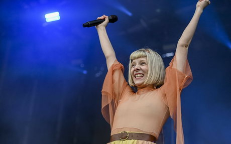 Aurora Aksnes かわいいモデル 写真