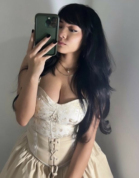 痩せたシーメールOnlyFans セクシーヌード 写真