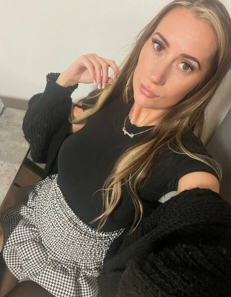 onlychlo3 top profile image