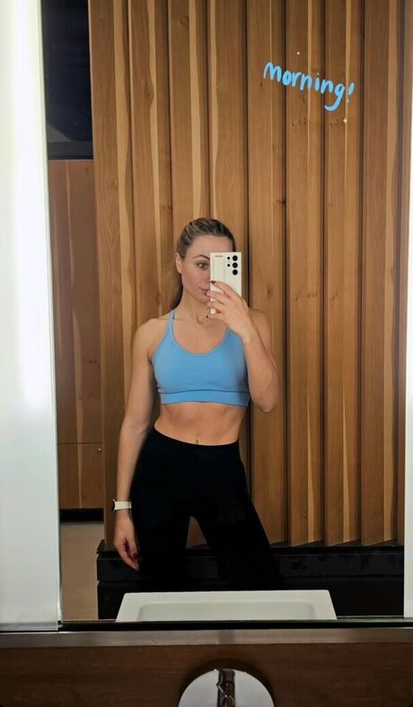 デカ尻ジーンズ OnlyFans アートヌード ギャラリー