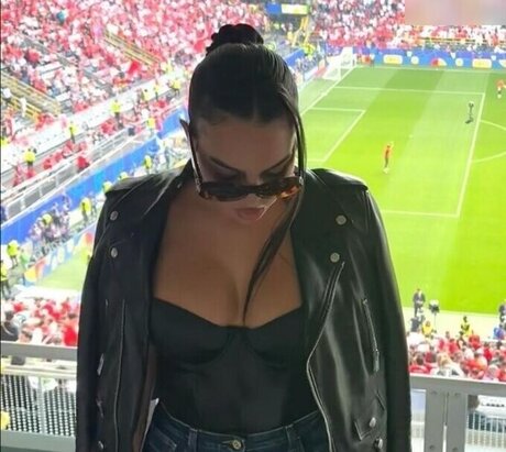 18オンリーファン セクシーヌード 写真