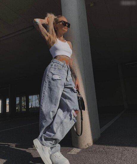 Carina mthrfckr ホット女優 写真