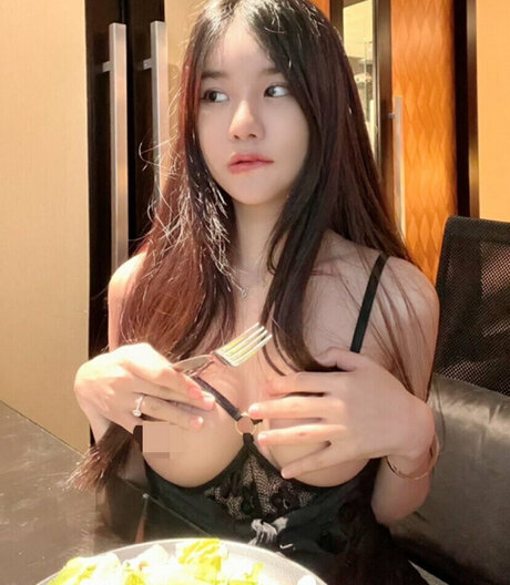 おっぱいを吸うOnlyFans HD 写真