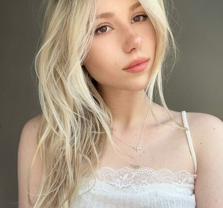 Kitty Mae セクシーなポルノスター 写真
