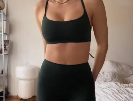 Carla Sophie Schell 独占女優 写真