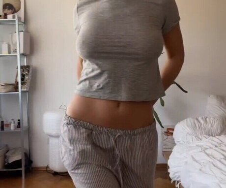 Carla Sophie Schell ポルノスター エロティック 画像