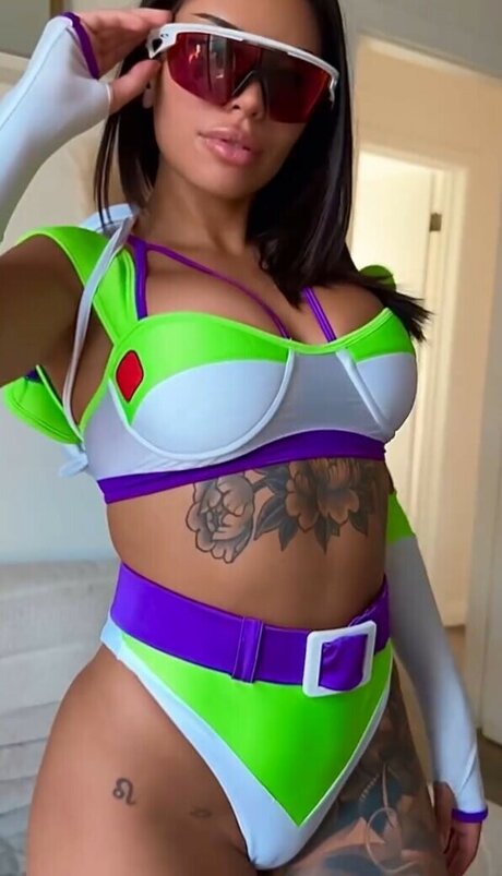 Breezy Foxx ポルノモデル 画像