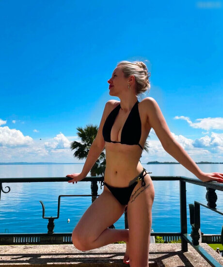 Julia Nageler 独占モデル 写真