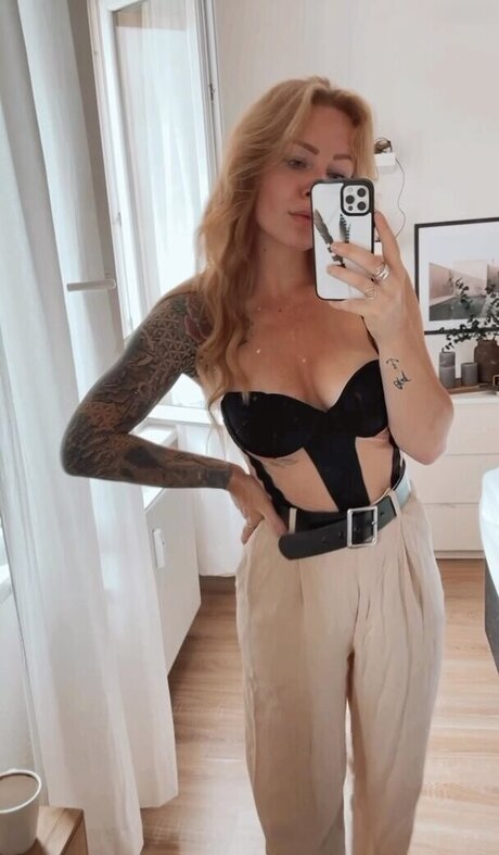 Denise Schwitalle アートモデル 写真