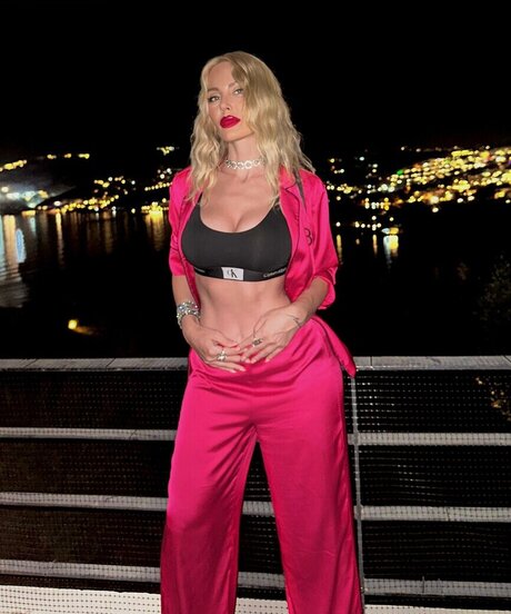 Hande Sar o lu ポルノスター セクシー 画像