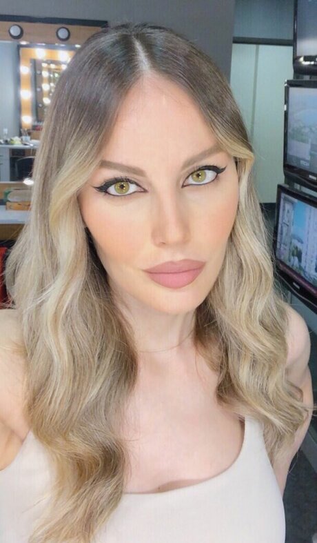 Hande Sar o lu ポルノスター 高品質 写真
