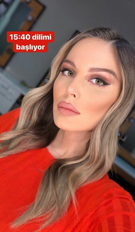 Hande Sar o lu ヌードモデル 画像