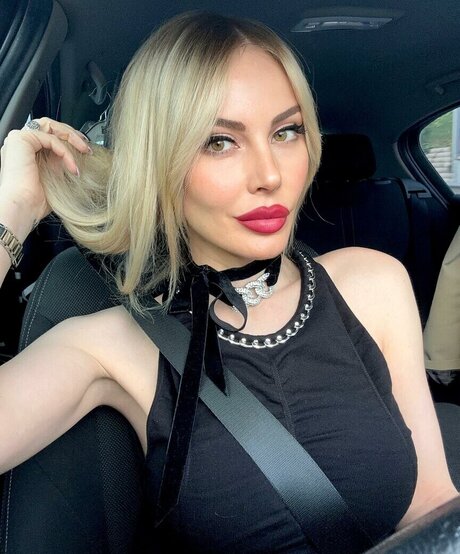 Hande Sar o lu 素敵なスター 写真
