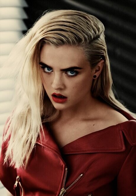 Maddie Hasson ホットモデル アーカイブ