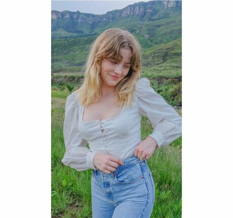 Maddie Hasson セクシーモデル 画像
