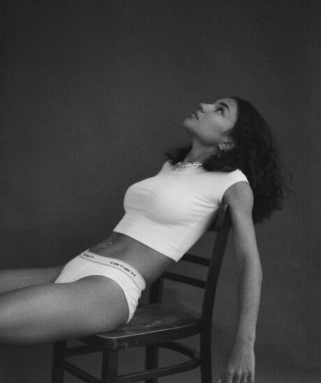 Yashankulova セクシーモデル 写真