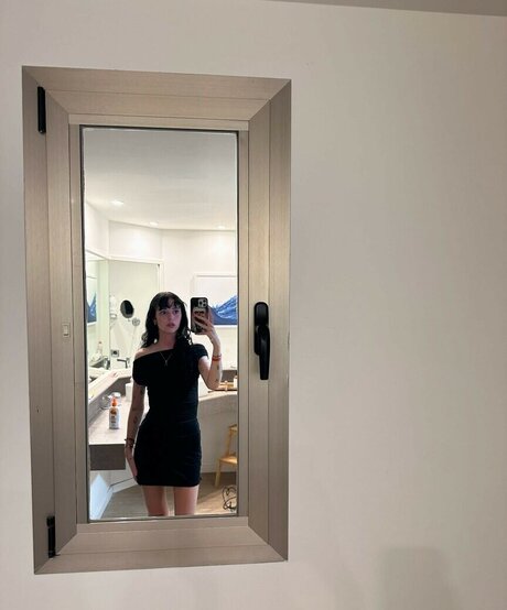 Holly Laing 独占モデル 写真