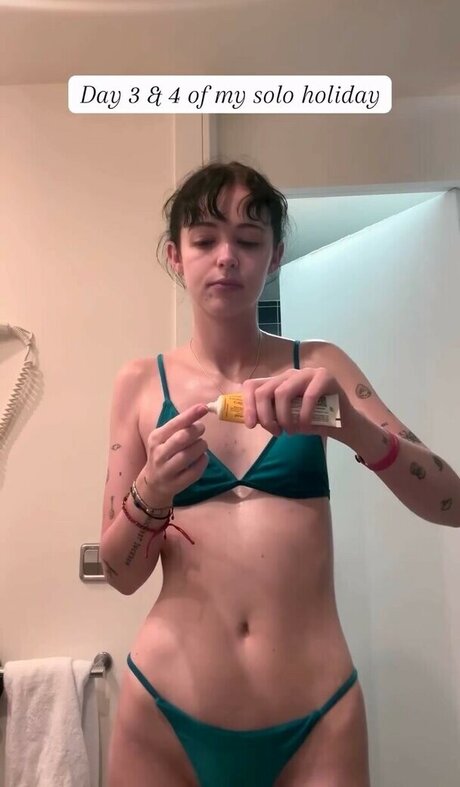 Holly Laing トップモデル アーカイブ