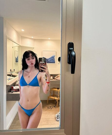 Holly Laing 裸のモデル 写真