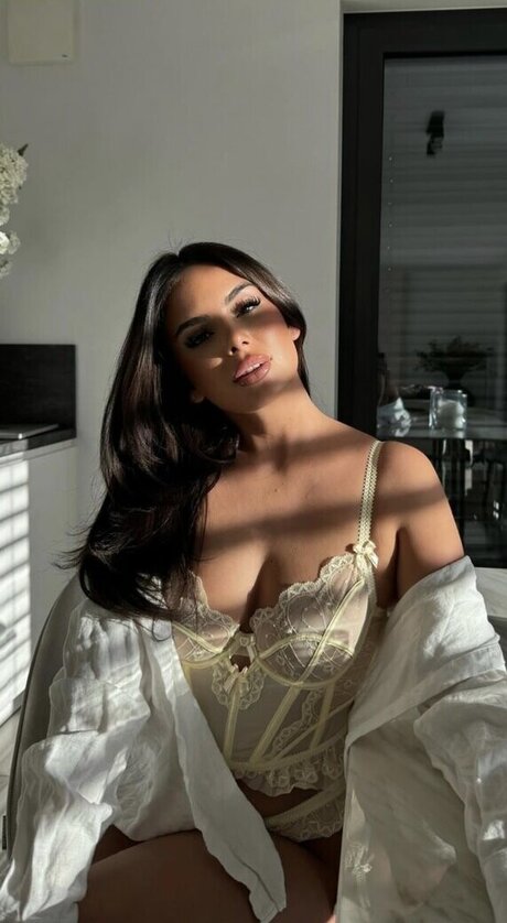 Jasmin Azizam ポルノスター エロティック 画像