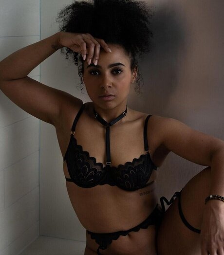 graefiin melanin 裸の女優 画像
