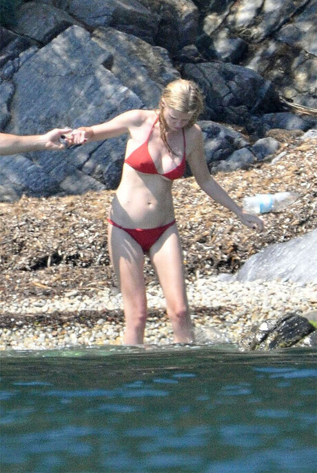 Lara Stone profile image