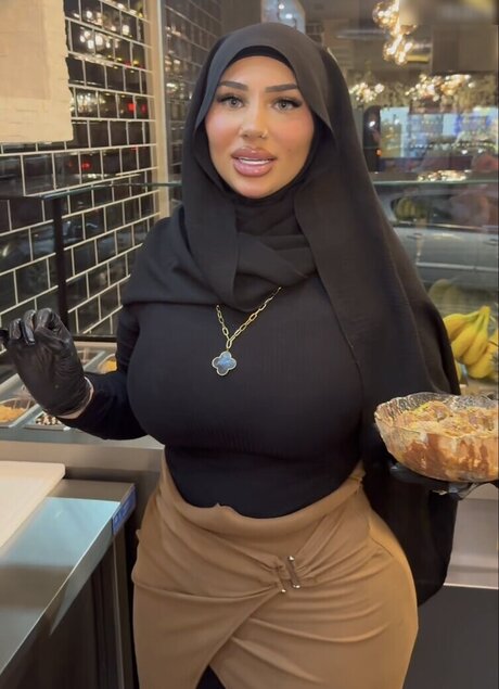 Abir zrk セクシー女優 写真