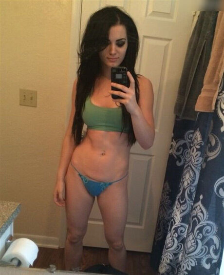 Saraya Jade Bevis エロティックなスター アーカイブ