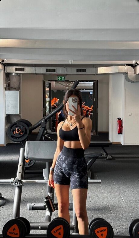 Merve zkan エロティックなポルノスター 写真