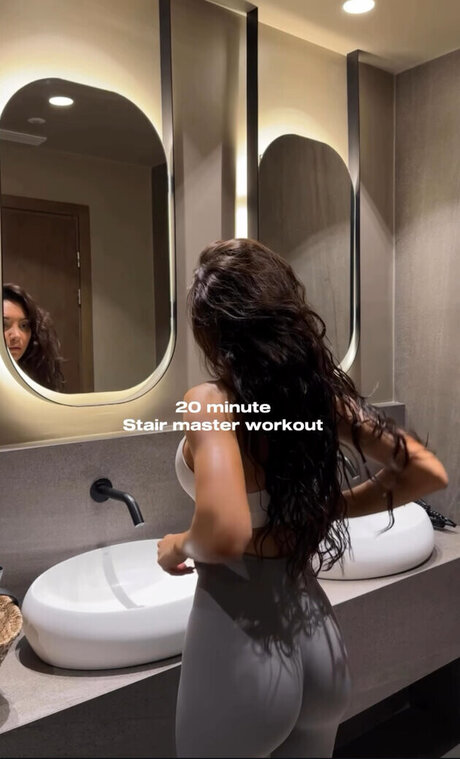 Merve zkan ポルノスター 高品質 写真