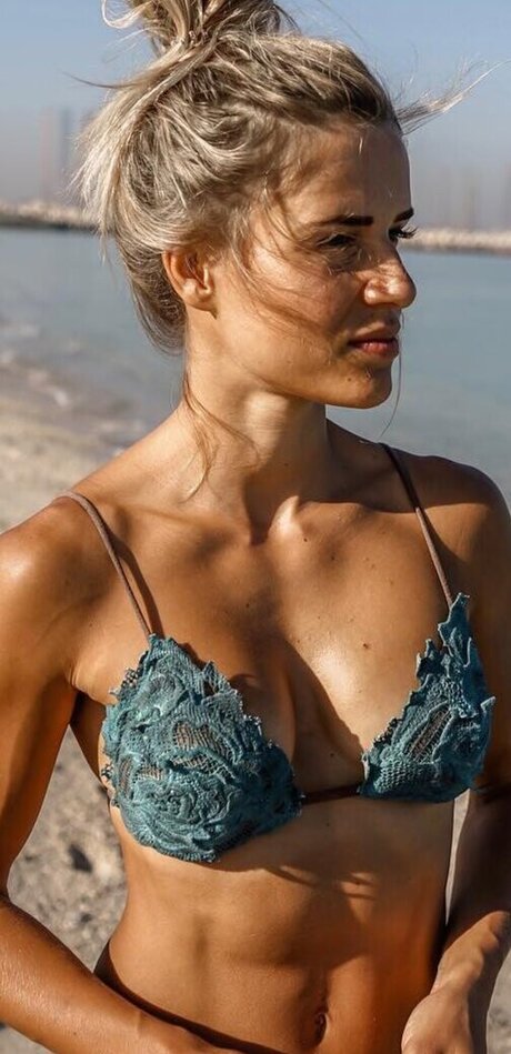 Adrienne Koleszar 無料のスター 写真