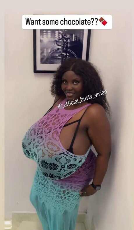 Busty Vivian HDポルノスター 写真
