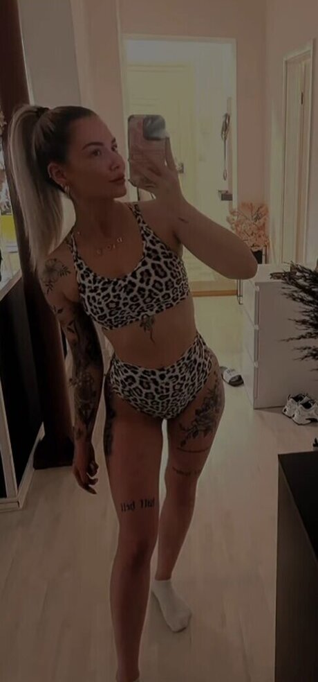 Nele mbt ヌードスター 写真