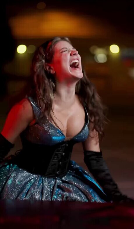 Leyla Afshonkar ホットスター 写真