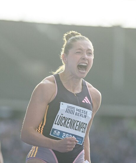 Gina L ckenkemper 限定モデル 画像