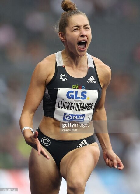 Gina L ckenkemper ヌードモデル 画像