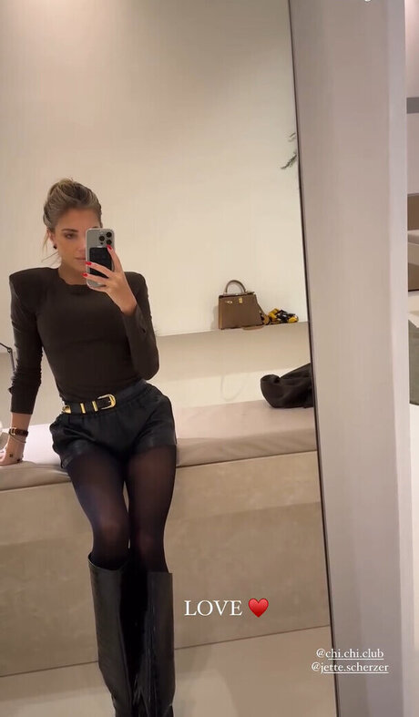 黒檀のシャワー OnlyFans アートポルノ 写真