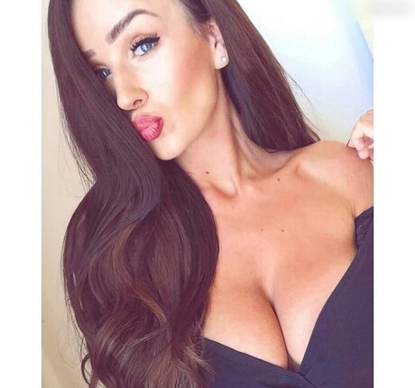 Leonie Schnbck ホットなポルノスター 画像